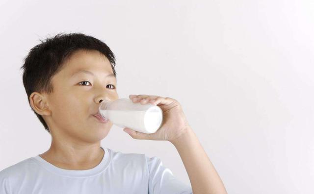 “天天喝牛奶”的孩子和“从不喝牛奶”的孩子，长大后差距很明显