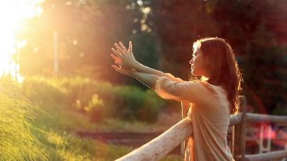 女人40岁后要学会保养，做好4件事，或能助你延缓衰老显年轻