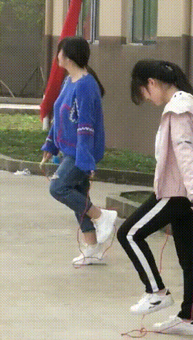 诱惑无敌的妹子GIF动图：?两位美女，这是什么舞种？