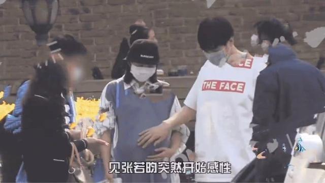 唐艺昕孕肚:唐艺昕挺巨肚野餐，张若昀贴身陪同全程紧盯，手摸孕肚满脸宠溺