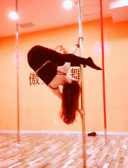 性感美女的内涵动态图片GIF：说实话，我真担心她俩蹦出来