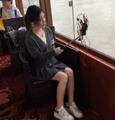 性感美女的内涵动图：需要帮忙拿手机的吗？！