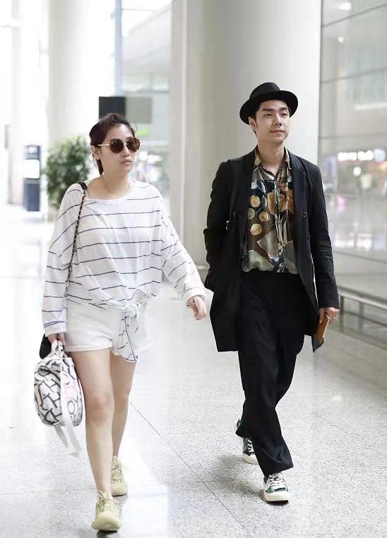 袁成杰和他妻子很少去机场。他打扮精致，偶像包袱沉重。他的妻子太真实了，不能穿睡衣。
