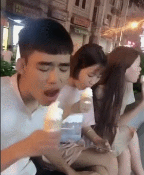 搞笑的GIF动态图：你们两个的舞姿一个比一个妖娆！