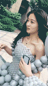 邪恶的妹子动态图片：别嘚瑟，我也有的摸