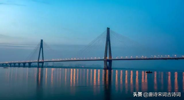 赞美长江的诗歌，长江美景诗句？