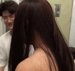 爆笑GIF趣图：听到老婆一声吼，一下碎了两瓶酒！