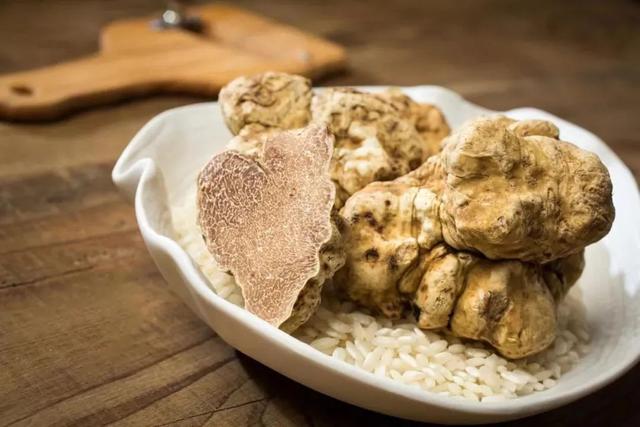 大s离婚后吃一万元的白松露 这些几块钱的菌味道同样鲜美 全网搜