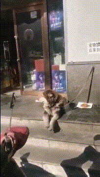 爆笑的GIF动态图片：如果不想起床上班，可以开着床去啊！