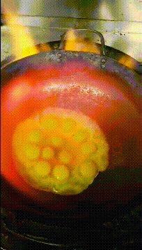 爆笑的GIF动态图片：如果不想起床上班，可以开着床去啊！