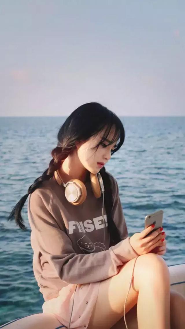晚安文字181108：爱和吃都不能凑合，心和胃都很小别亏待
