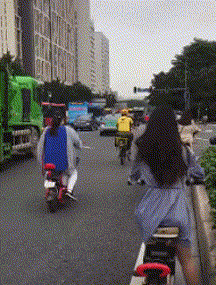 14个可爱有性感的美女GIF：妹子你这样是很危险的我跟你说