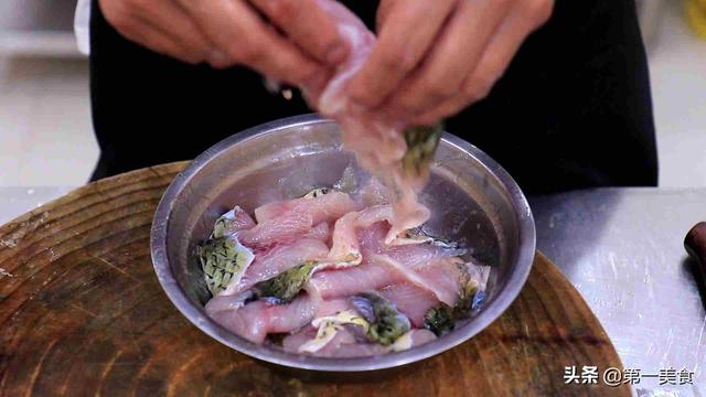 厨师长教你酸菜鱼做法，从处理到成菜讲解详细，鱼片鲜嫩无腥味