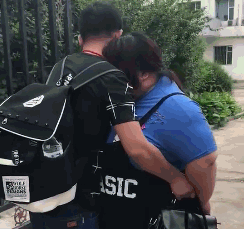 不一般内涵的美女GIF：这种身材的妹子，我一般不敢招惹