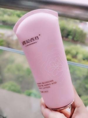 婴儿洗澡后涂身体乳