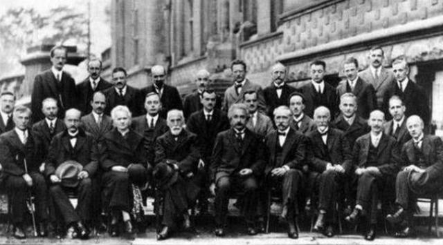 爱因斯坦是发明家还是什么家(爱因斯坦是哪个国家的著名发明家)