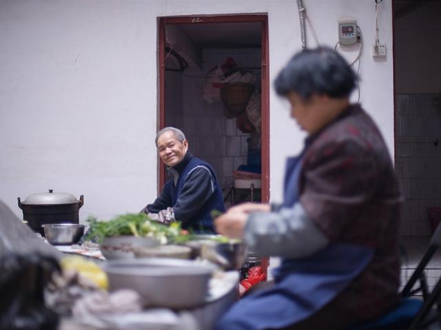 封控期一家4口天台整齐跳舞