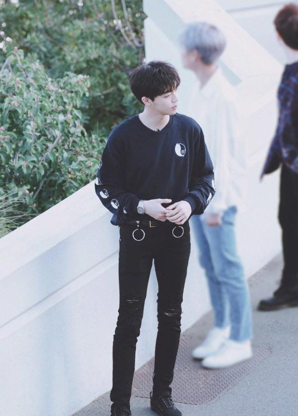 吴亦凡范丞丞合影视频(范丞丞脖子转圈)-天晟网