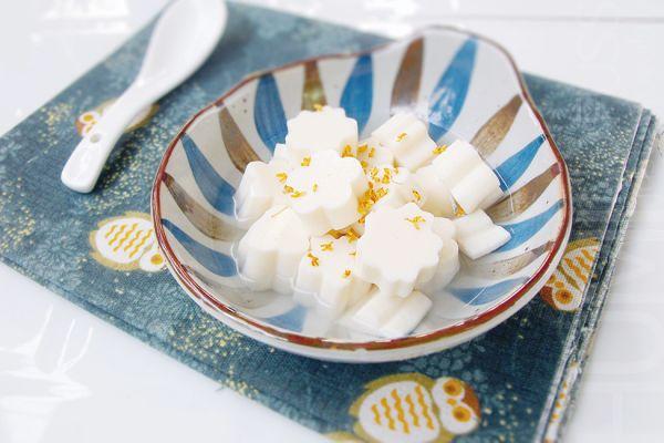 图文 杏仁豆腐里 必须有真正杏仁粉 润肺止咳 非它不可 杏仁粉和豆腐 Www Caipu56 Com