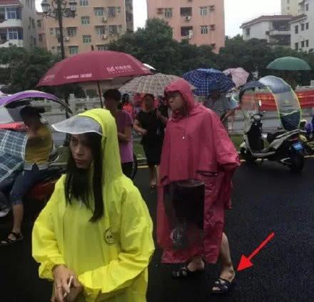 岳云鹏接孩子放学接地气，本尊老婆澄清：确实像，我都差点看错