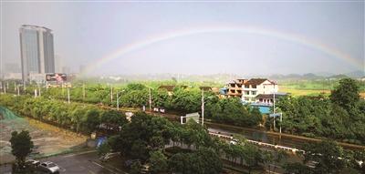 什么的彩虹，美丽的彩虹就像一座七彩桥高挂在雨后的天空？