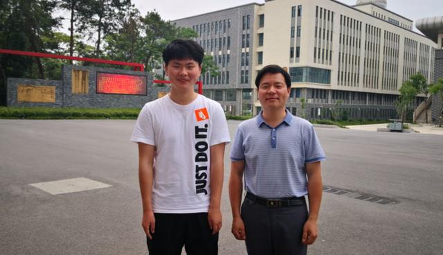 六安一中东校区励志看六安一中东校区这两位学生六安一中校花谭燕燕