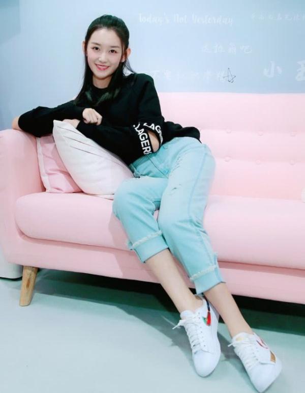 蒋依依高考后,公主裙 长袜 高跟鞋超轻熟,去大学肯定是校花 - 创业