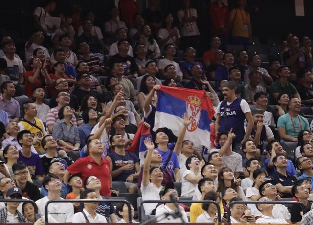 男篮世界杯首战佛山揭幕！塞尔维亚首场狂胜非洲冠军，三分太准了