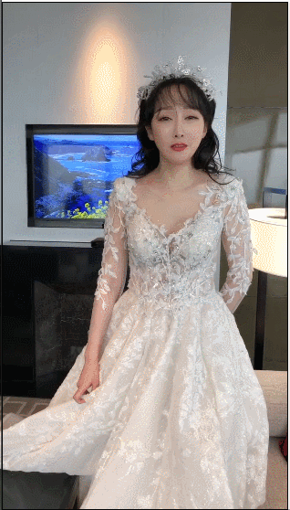 不得不说,萨顶顶的身材是真好,腰肢纤细;而且气质也不错,整个人的状态