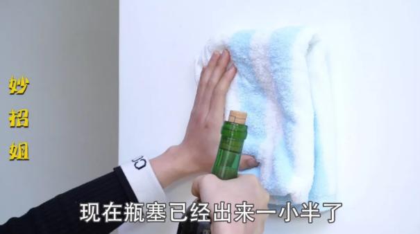 没有开瓶器怎么开葡萄酒瓶（没有开瓶器开红酒的方法）