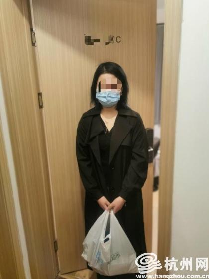 小区快递柜当后备粮仓 室友化妆品也不放过 这位女生专吃 窝边草