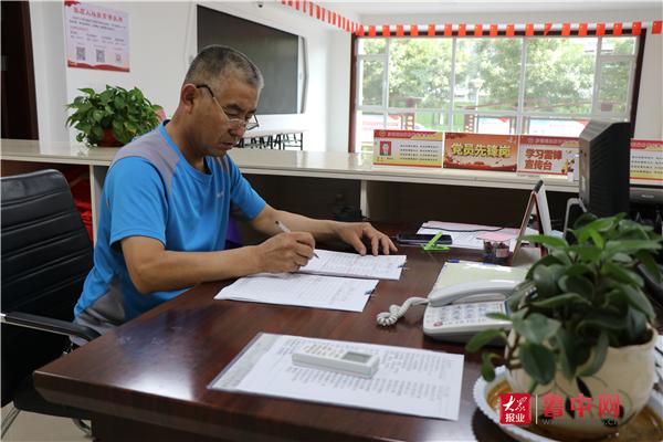 房镇镇深入实施“八小工程”打通服务群众“最后一米”