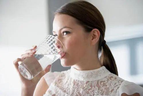 成年人每天饮水量，最健康的喝水时间表？