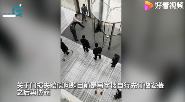 宠物狗被卡旋转门女子倒地哭喊 宠物狗被卡旋转门女子倒地哭喊（狗狗被卡旋转门） 动物