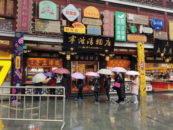 小雨挡不住过节热情！手工汤圆、酒酿小圆子……上海市民排长队为吃上这一口