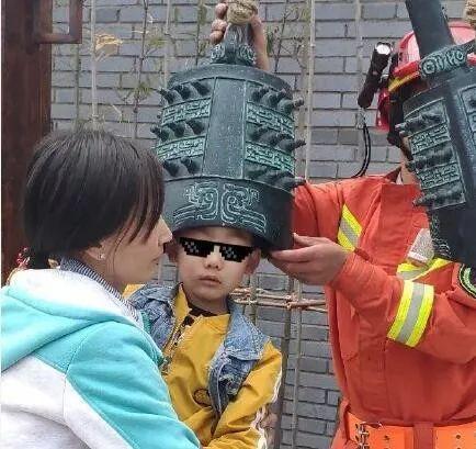 熊孩子的头，无所不卡