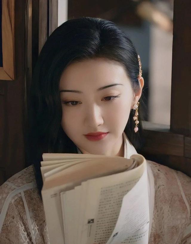 《司藤》里被好多人夸有种娇滴滴的古典美,除了服装造型的衬托,这一对