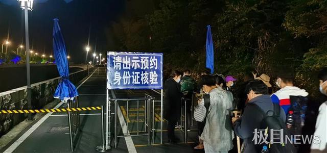 假期黄山旅游复苏强劲，人人都来打卡迎客松，千年古树从国宝变国潮