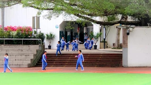 课间必须让学生出教室「课间十分钟同学们都在干什么」