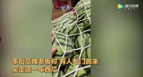 一阿姨因买到的西瓜太甜报警！是因注射了甜蜜素？6