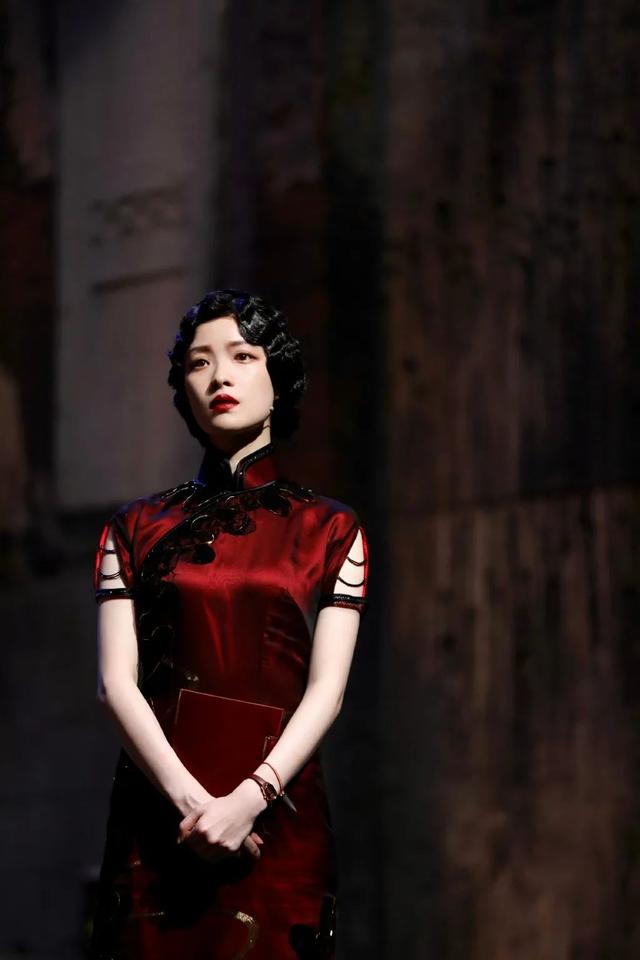 ▼在《幺幺洞捌》里倪妮分饰两角,她既是任 矫情的当代作家舒彤,也是