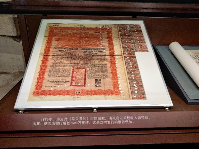 嘴巴留着八字胡打一字