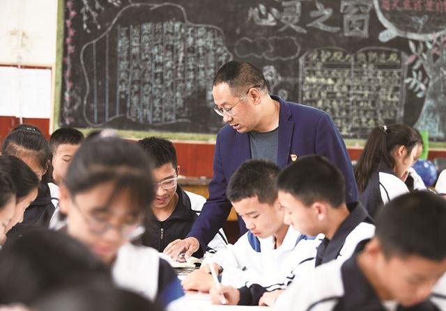 云南省优秀共产党员张有成：26年守望乡村教育