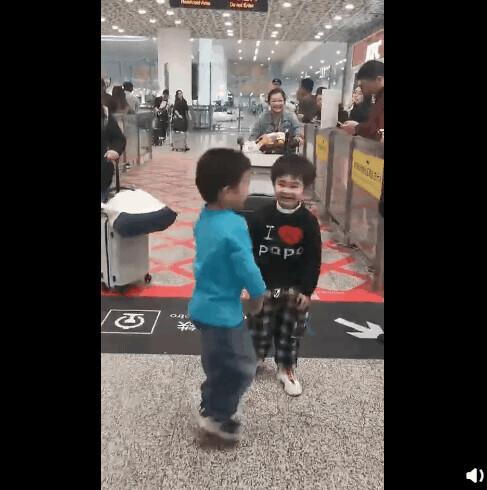 小朋友的友谊有多甜，网友：我全程姨母姑父笑……