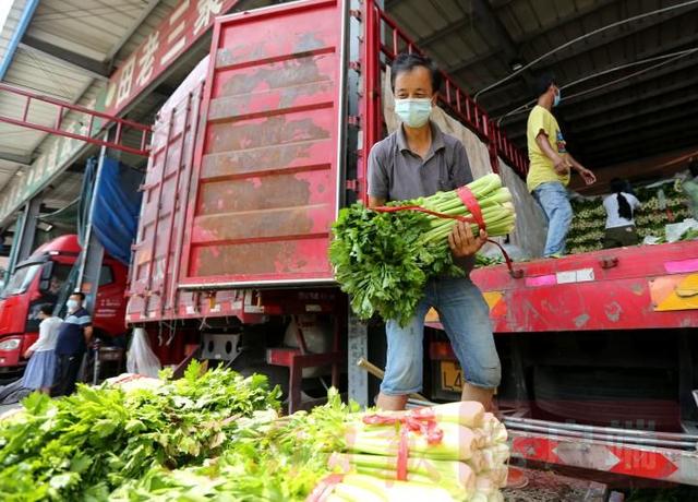 记者实地探访万邦农产品批发市场——“‘菜篮子’拎得稳装得满，没问题”5