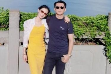苗苗与郑恺出游，产后身材纤细皮肤白到发光，夫妻俩牵手搭肩好甜蜜