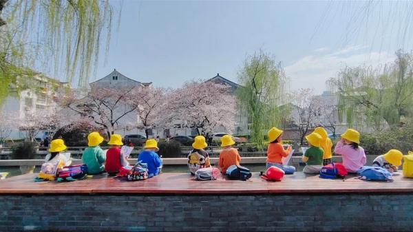 深度教研｜“动态回应”区域游戏中的幼儿