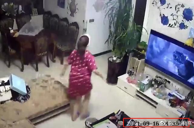 四川泸县地震时妻子反冲向屋内叫醒老公，狗被吓得冲出房间，网友：狗子靠不住