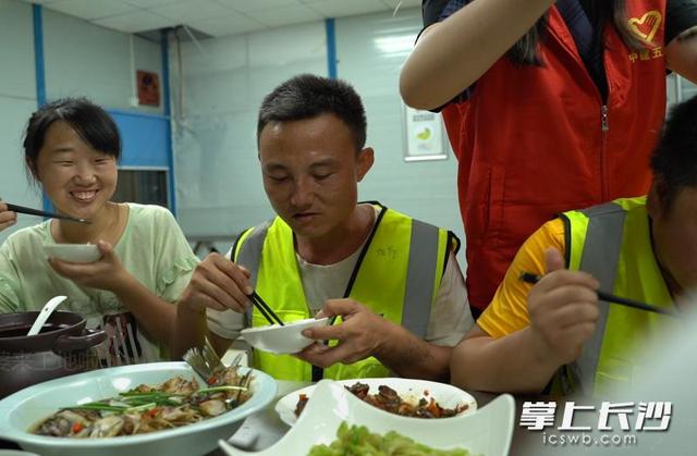 工地上的“中秋家宴”，充满家的味道