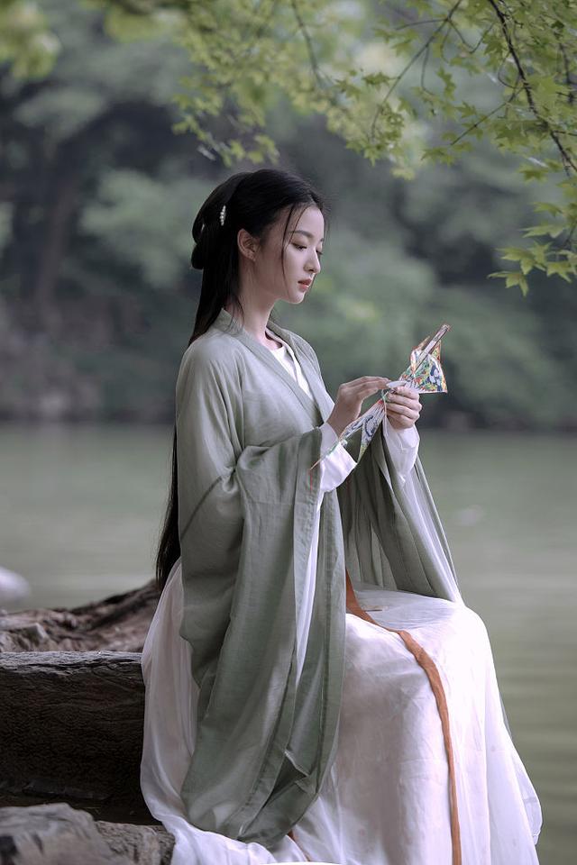 王楚然中秋汉服大片曝光着碧衣临水小憩如画中美人 Zh中文网